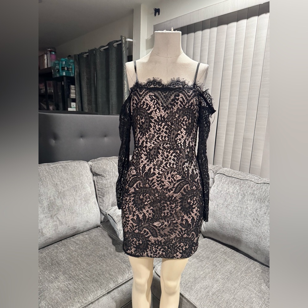 BUNDLE 2 ITEMS FOR $8✨

🌸AMTIOUS sheat off lace dress ✨